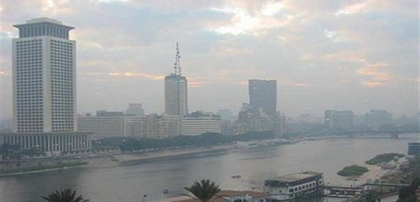 غيوم تغطى السماء وأمطار خفيفة على القاهرة والجيزة