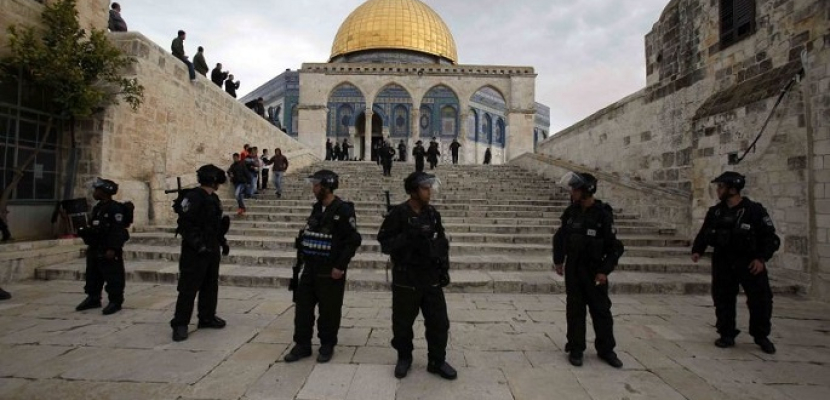 الاحتلال الإسرائيلي يحاول منع المصلين من دخول المسجد الأقصى لأداء صلاة الفجر