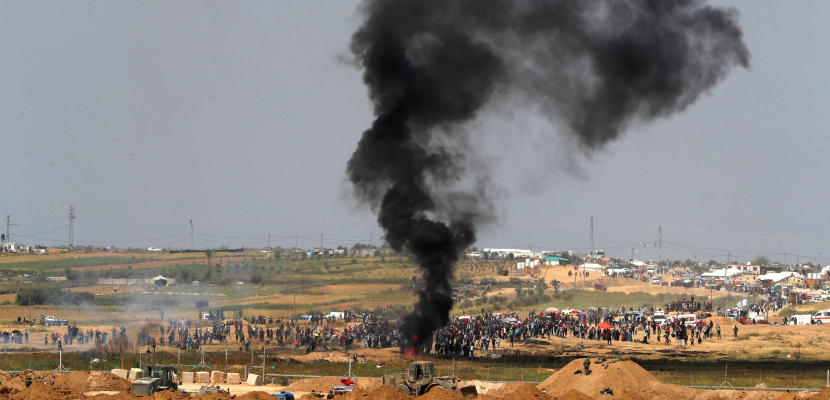 طائرة إسرائيلية تستهدف مطلقي البالونات الحارقة بقطاع غزة