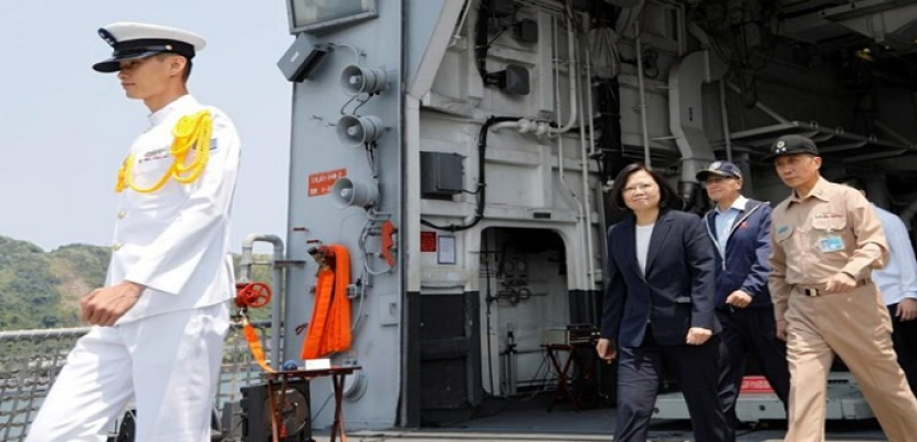 رئيسة تايوان تحضر تدريبا عسكريا قبالة الساحل الشرقي