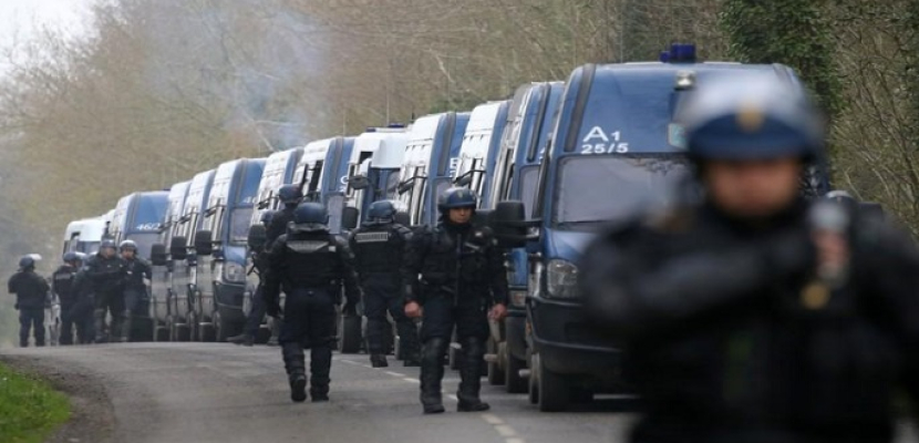 الشرطة تشتبك مع محتجين احتلوا مطارا مهجورا بغرب فرنسا