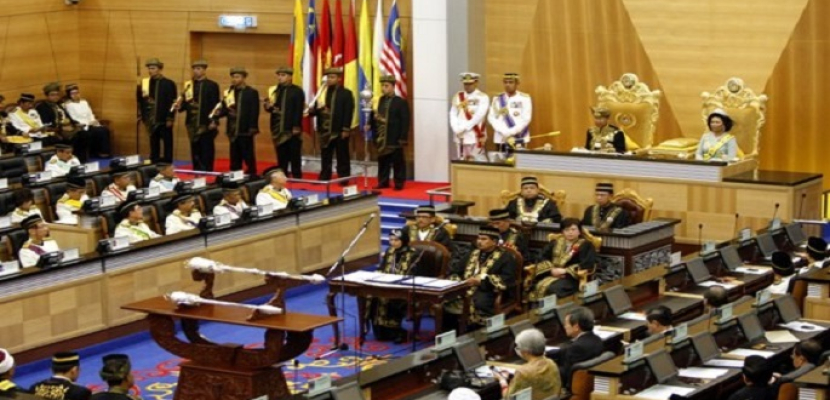 رئيس وزراء ماليزيا يحل البرلمان قبل شهرين من انتهاء ولايته