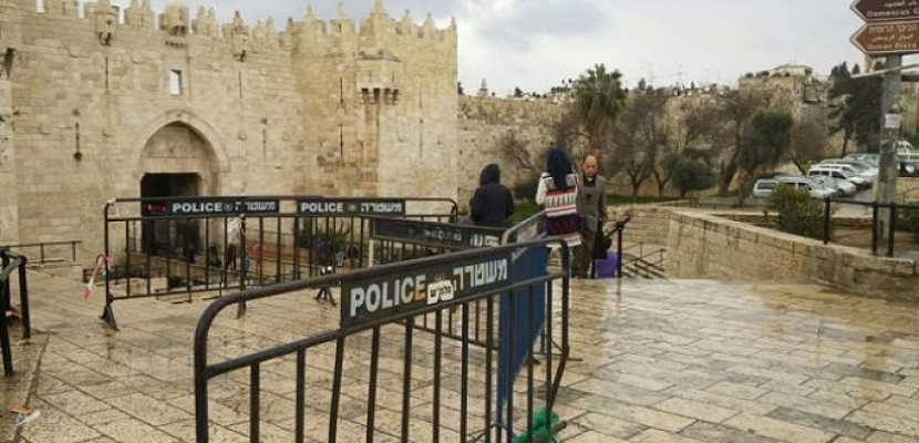 الاحتلال الإسرائيلي يغلق باب العامود في القدس بالحواجز الحديدية