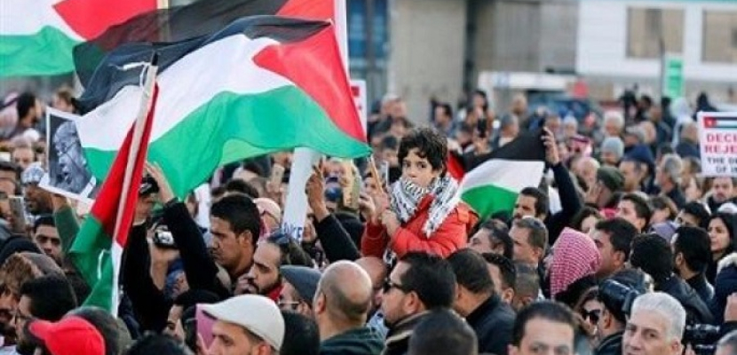 توافد آلاف المشاركين في مسيرات العودة الفلسطينية إلى حدود قطاع غزة