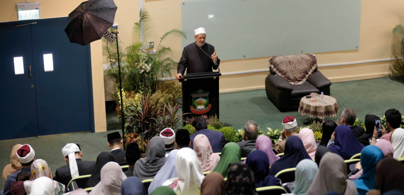الإمام الأكبر يزور مدرسة “الجنيد” الإسلامية ويلتقي خريجي الأزهر في سنغافورة