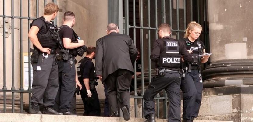 الشرطة الألمانية تشن حملة تمشيط لملاحقة 5 ملثمين نفذوا عملية سطو مسلح بوسط البلاد