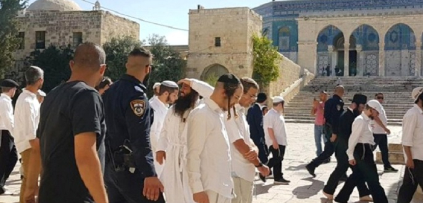 عشرات المستوطنين يقتحمون المسجد الأقصى بحجة “عيد نزول التوراة”