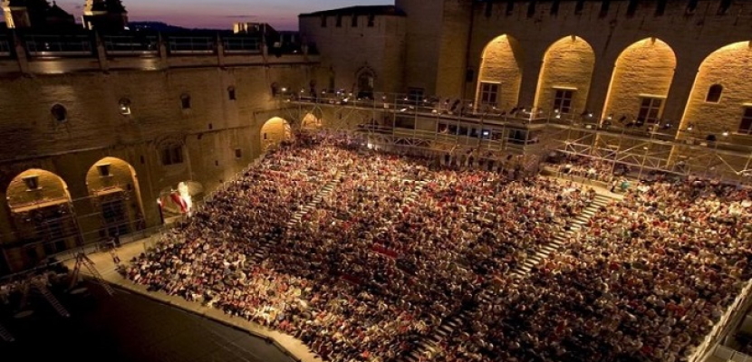 مهرجان أفينيون الفرنسي يختتم فعالياته بمسرحية “البلد البعيد”