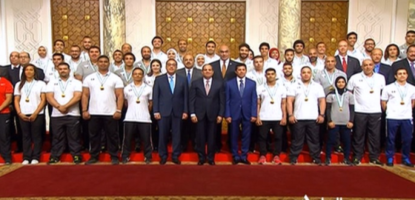 الرئيس السيسي يكرم أبطال البعثة الرياضية التي شاركت في دورة العاب البحر المتوسط