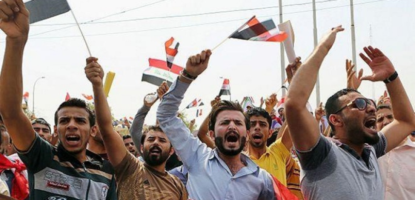 متظاهرو البصرة يعتصمون أمام بوابة المحافظة