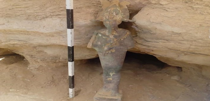 بالصور.. الآثار: العثور على تمثال برونزي للاله “أوزير” داخل هرم زوسر بسقارة