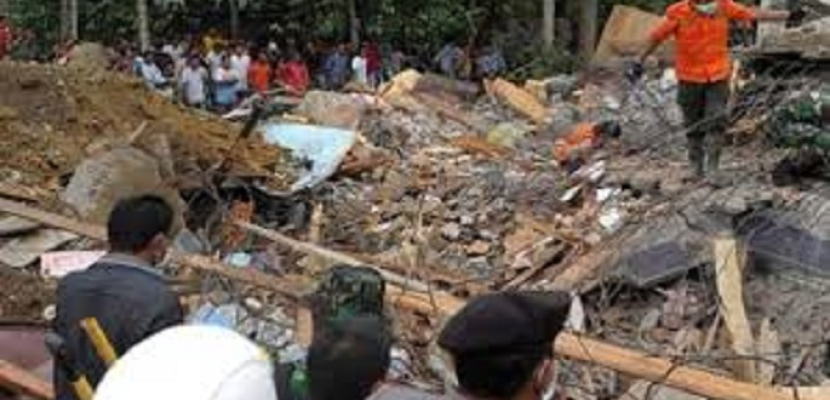 مقتل 11 شخصا وإصابة 18 آخرين جراء انهيارين أرضيين بإندونيسيا