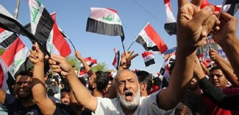 مئات العراقيين يتظاهرون وسط البصرة