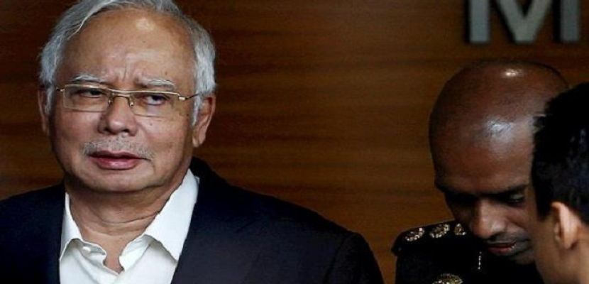 رئيس الوزراء الماليزي السابق ينكر اتهامه بالفساد