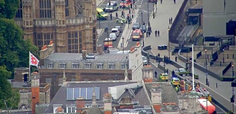 جرحى في اصطدام سيارة بحواجز خارج البرلمان البريطاني.. والشرطة تتعامل مع الحادث كعمل إرهابي