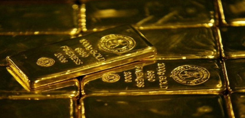 الذهب ينخفض مع صعود الدولار وتعافي الأسهم العالمية