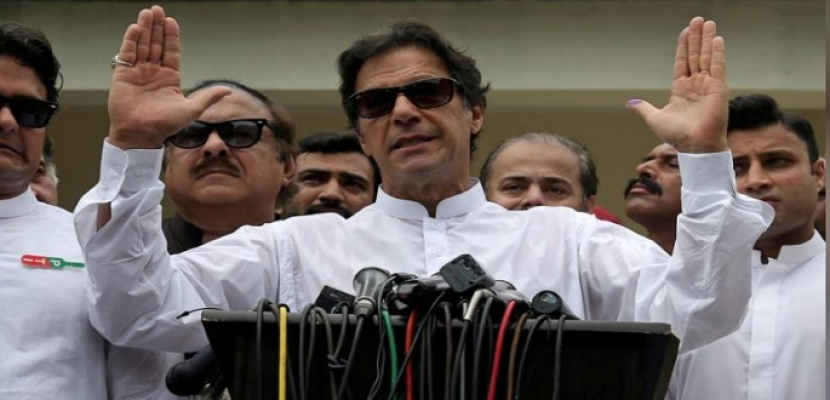 عمران خان يؤدي اليمين لتولي رئاسة الحكومة في باكستان