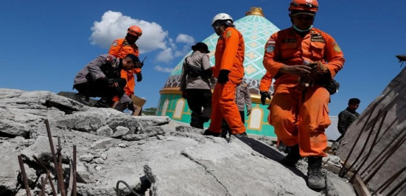 رجال الإنقاذ في إندونيسيا يواصلون البحث عن ناجين بعد الزلزال