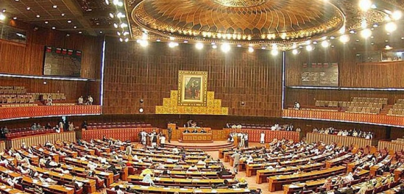 أعضاء مجلس النواب الباكستاني يؤدون اليمين الدستوري خلال الجلسة الافتتاحية