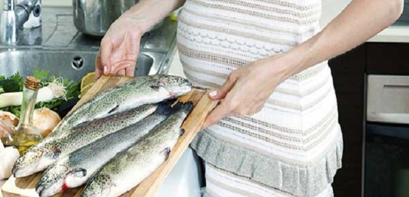تناول الحامل للأسماك 3 مرات إسبوعيا يعزز صحة الطفل حديث الولادة