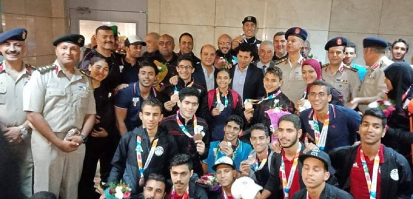 وزير الشباب والرياضة يستقبل أبطال مصر المشاركين بالأولمبياد في المطار