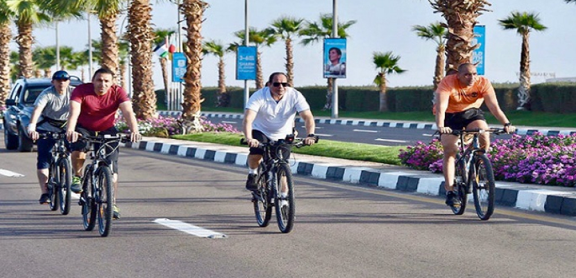 بالفيديو والصور ..الرئيس السيسي يقوم بجولة في مدينة شرم الشيخ بـ”الدراجة”