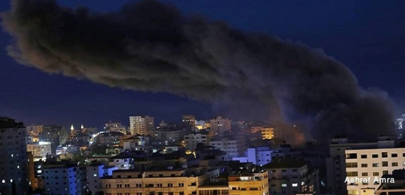 غارة إسرائيلية تستهدف مجموعة من الفلسطينيين بقطاع غزة