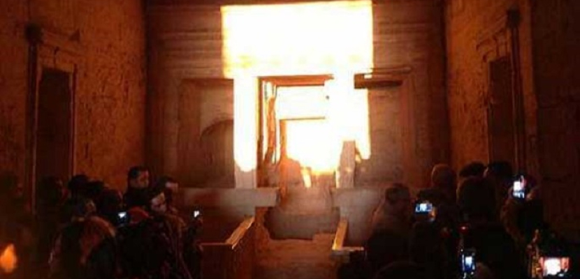 الشمس تتعامد على “قدس الأقداس” بمعبد قصر قارون غدا
