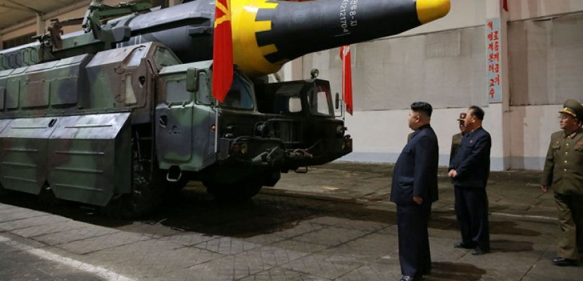 زعيم كوريا الشمالية يشرف على تجربة صاروخية لاختبار دقتها