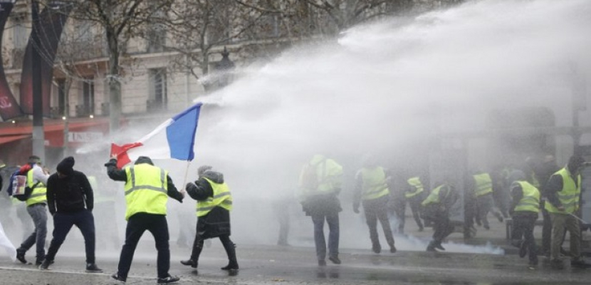 مواجهات بين الشرطة الفرنسية ومتظاهرى السترات الصفراء .. وارتفاع المعتقلين إلى 575 شخصاً