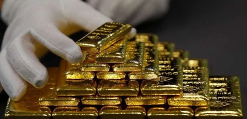 الذهب يهبط 2% مع انحسار التوقعات لخفض للفائدة