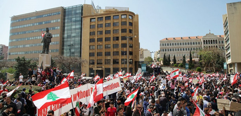 استمرار الاحتجاجات في أنحاء لبنان لليوم الثاني.. وإلغاء اجتماع للحكومة
