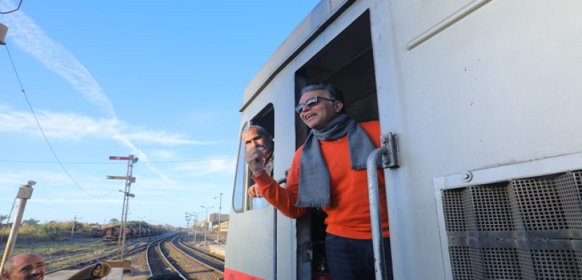 وزير النقل يستقل جرار قطار من المنيا لبني سويف ويتابع تطوير الإشارات