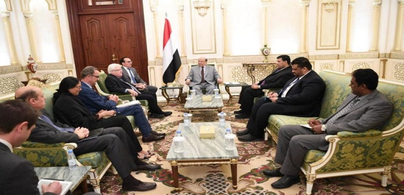 الرئيس اليمني يلتقي جريفيث وكاميرت.. ويحذر من فشل اتفاق السويد