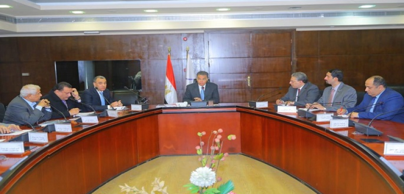 وزير النقل يتابع تنفيذ مشروعات محاور  النيل بصعيد مصر