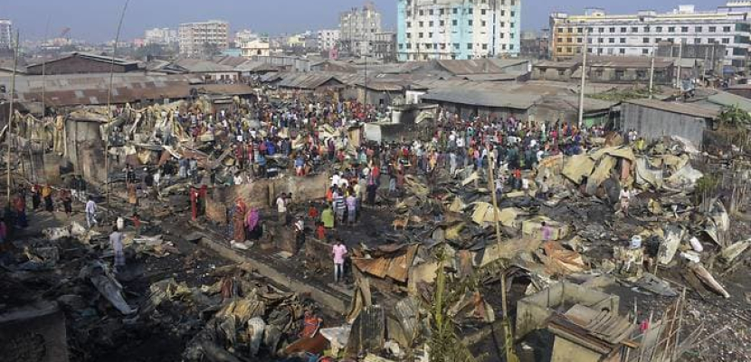 مقتل وإصابة العشرات في حريق بمنطقة عشوائيات ببنجلاديش