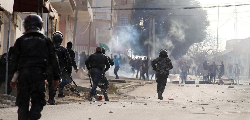 اشتباكات بين الشرطة ومحتجين بعد وفاة شاب في مركز شرطة بتونس