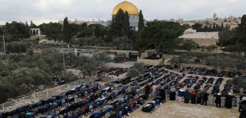 عشرات الآلاف من الفلسطينيين يؤدون صلاة الجمعة في رحاب المسجد الأقصى