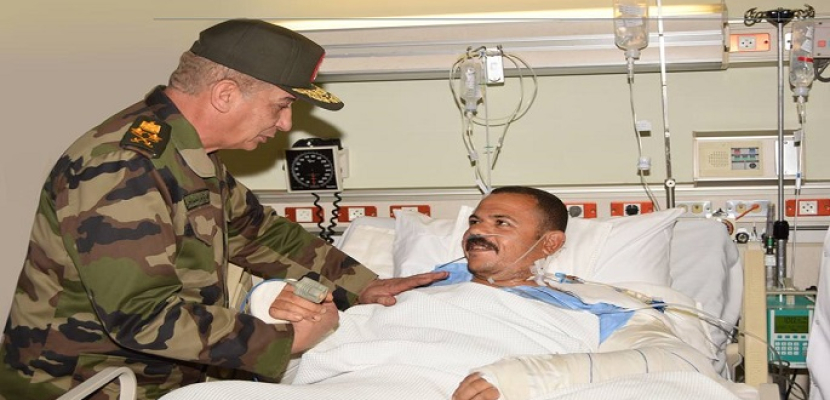 وزير الدفاع يزور المرضى و المصابين بالمستشفيات العسكرية