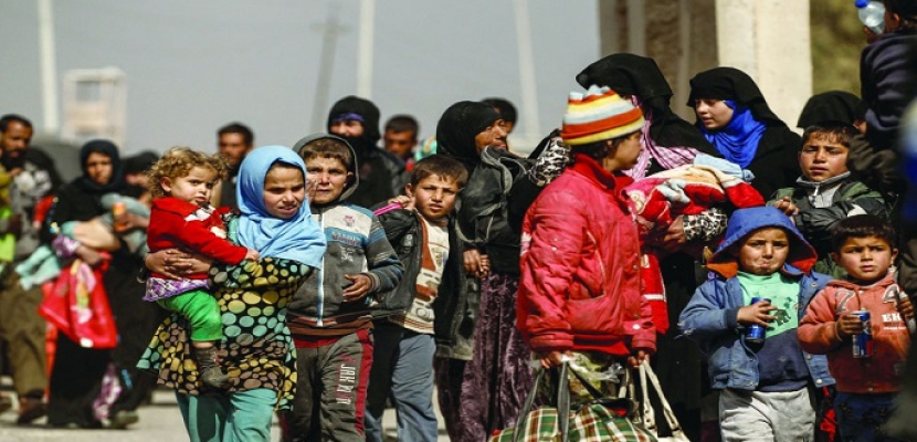 واشنطن بوست : آلاف النساء والأطفال يفرون من آخر معاقل داعش بسوريا ويتدفقون على مخيمات اللاجئين