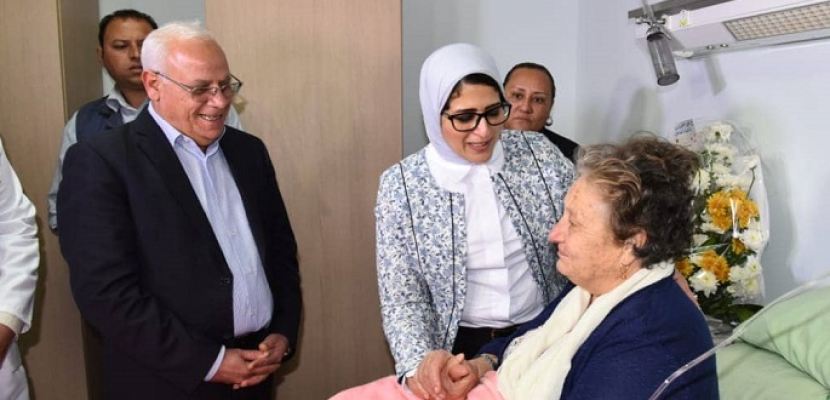 وزيرة الصحة تزور إحدى مناضلات بورسعيد بالمستشفى العسكري للاطمئنان على صحتها