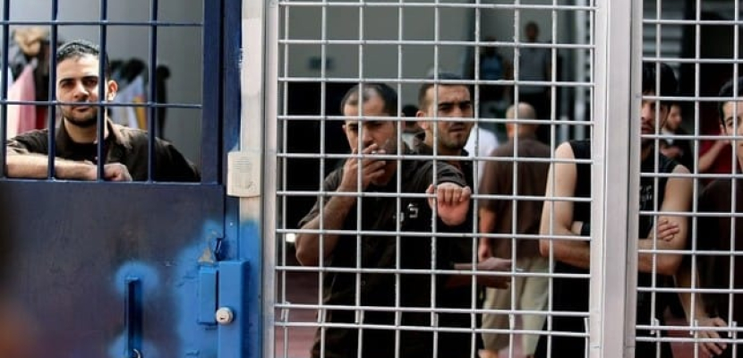 معتقلون فلسطينيون بالسجون الاسرائيلية يعلقون خطة للإضراب عن الطعام