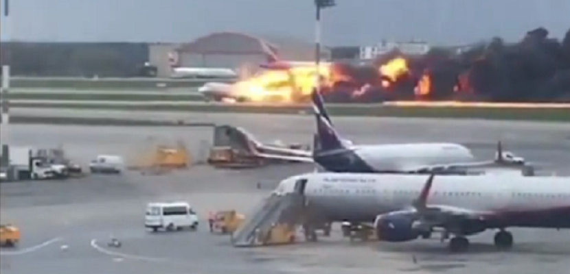 13 قتيلا بعد اندلاع النيران في طائرة ركاب روسية قبل هبوطها اضطراريا