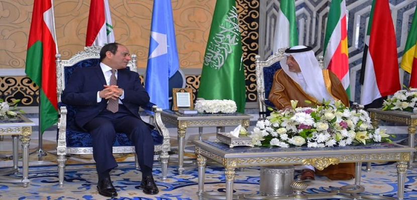 بالفيديو والصور.. عقب وصوله إلى السعودية للمشاركة في قمم مكة.. الرئيس السيسي يستمع إلى شرح عن الاعتداءات على الأراضي السعودية