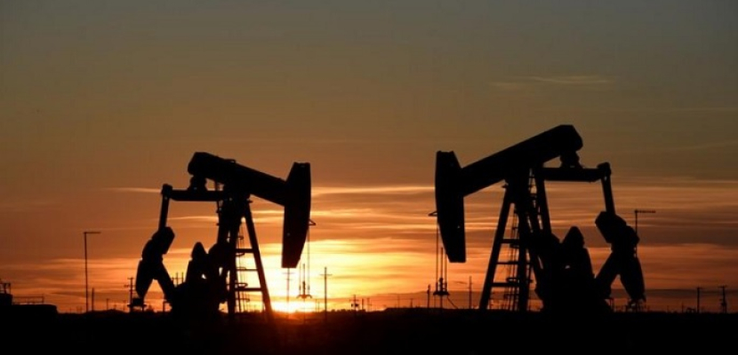 أسعار النفط تتراجع تحت ضغط مخزونات الخام الأمريكية وبيانات صينية ضعيفة