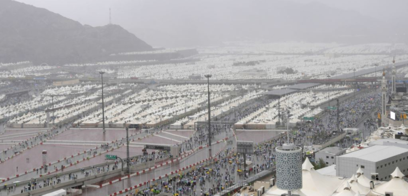 أمطار غزيرة في مكة والحجاج يواصلون مناسكهم
