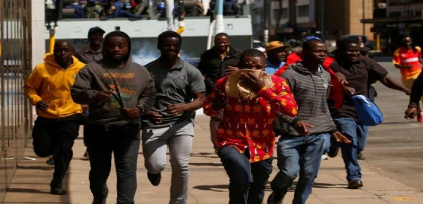 شرطة زيمبابوي تطلق الغاز المسيل للدموع لتفريق محتجين مؤيدين للمعارضة