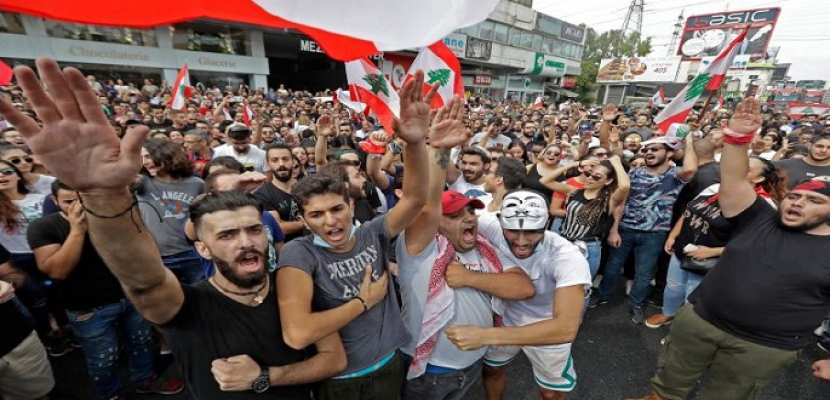 تزايد أعداد المتظاهرين بشكل كبير في جميع أرجاء لبنان