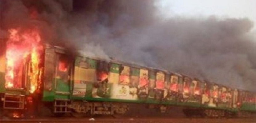 عشرات القتلى والمصابين  في حريق بقطار في باكستان جراء انفجار موقد طهي