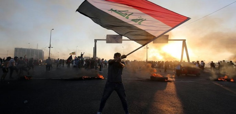 عراقيون يتوافدون على ساحة التحرير